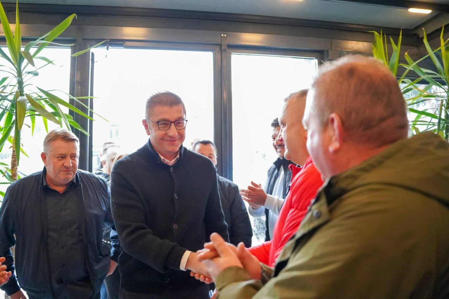 Mickoski me Qeverinë sot në Bërvenicë, akuza për presion dhe shkelje të heshtjes zgjedhore