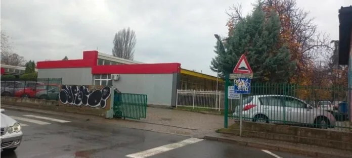 Helmim masiv në një shkollë të Shkupit  në mesin e nxënësve edhe djali i kryeministrit Mickoski