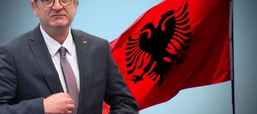 Arben Taravari me urim për 28 Nëntorin: “Shqiptarët sot festojnë kudo në trojet e tyre”