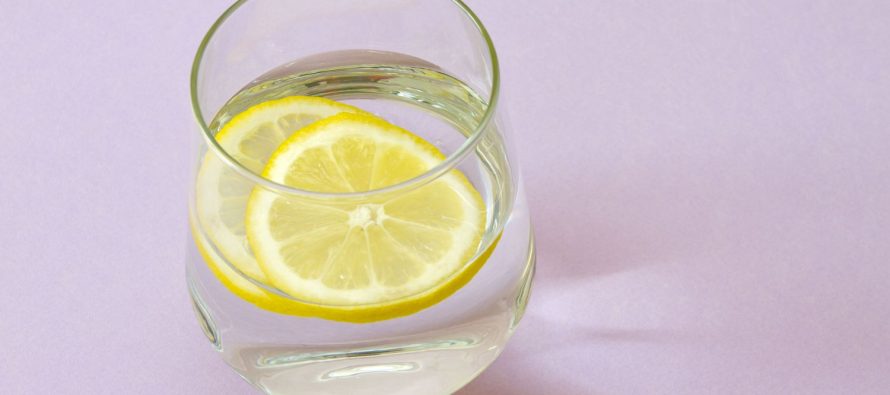Uji me limon: pije e njohur me përfitime shëndetësore, por edhe rreziqe për dhëmbët
