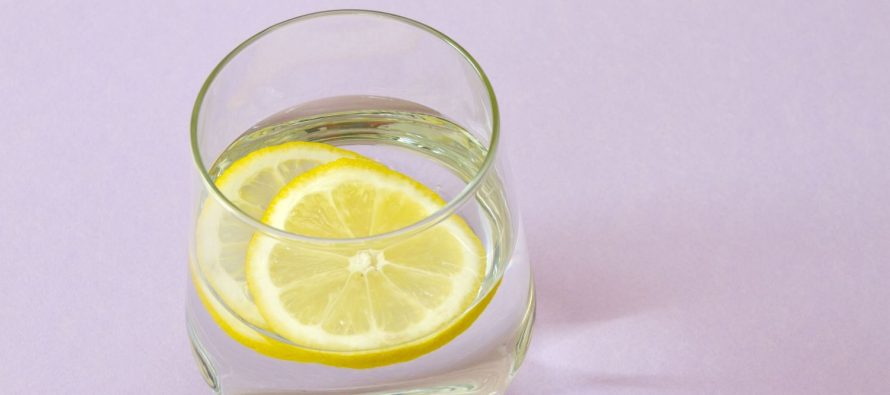 Uji me limon dhe efektet në trupin e njeriut
