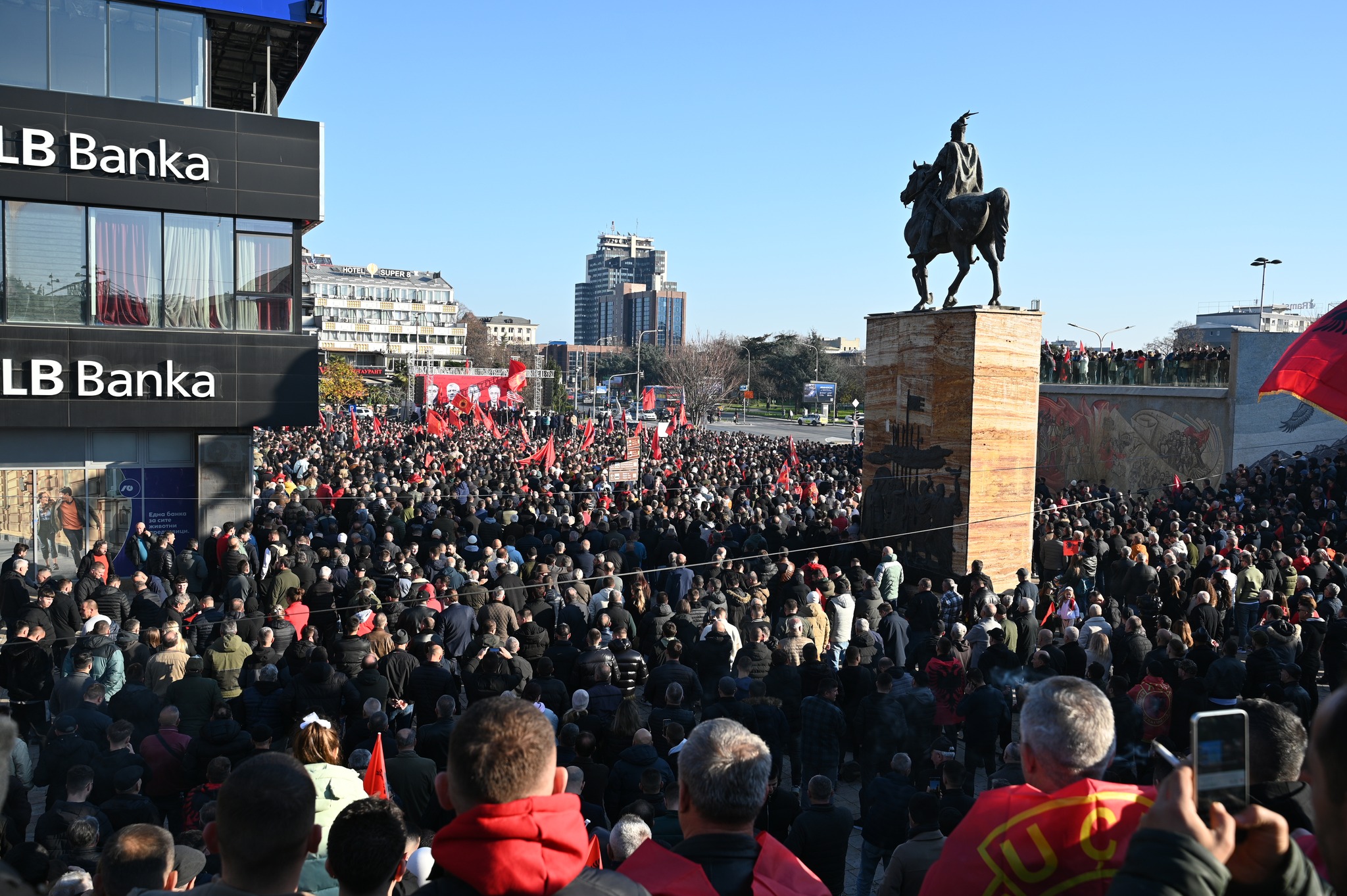 UÇK mes drejtësisë dhe historisë  Kur gjykimi juridik përplaset me narrativën e luftës çlirimtare