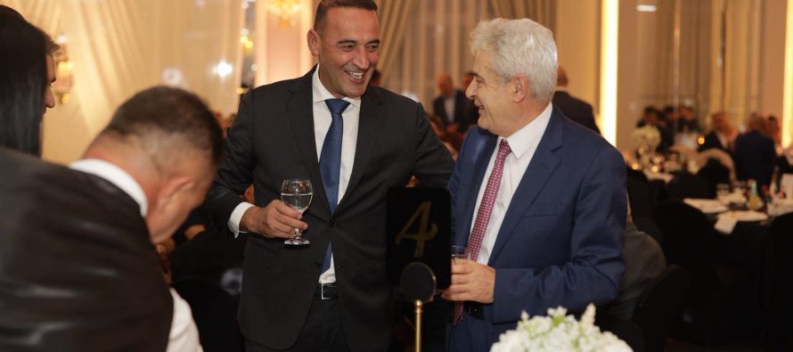 Daut Haradinaj bashkohet me protestën në Shkup për lirimin e pjesëtarëve të UÇK-së