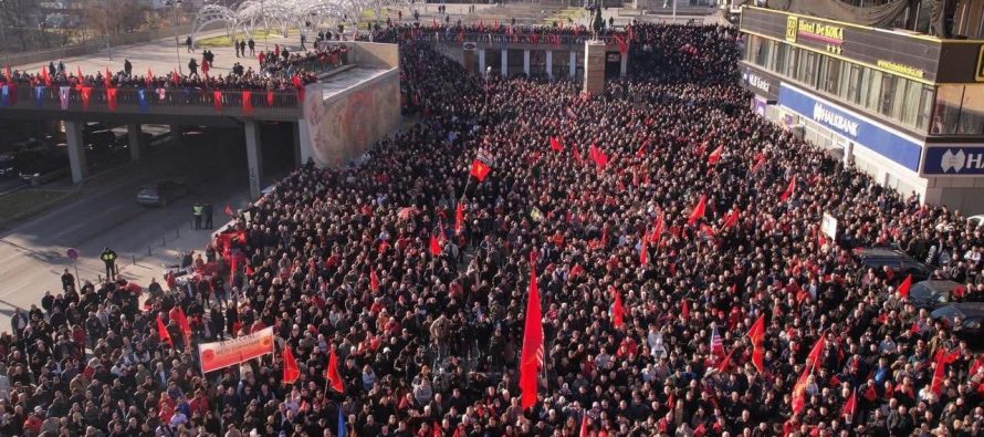 Sheshi “Skënderbeu” foli me një zë: 10 fotografi që tronditën Shkupin dhe rikthyen UÇK-në në zemrën e kombit