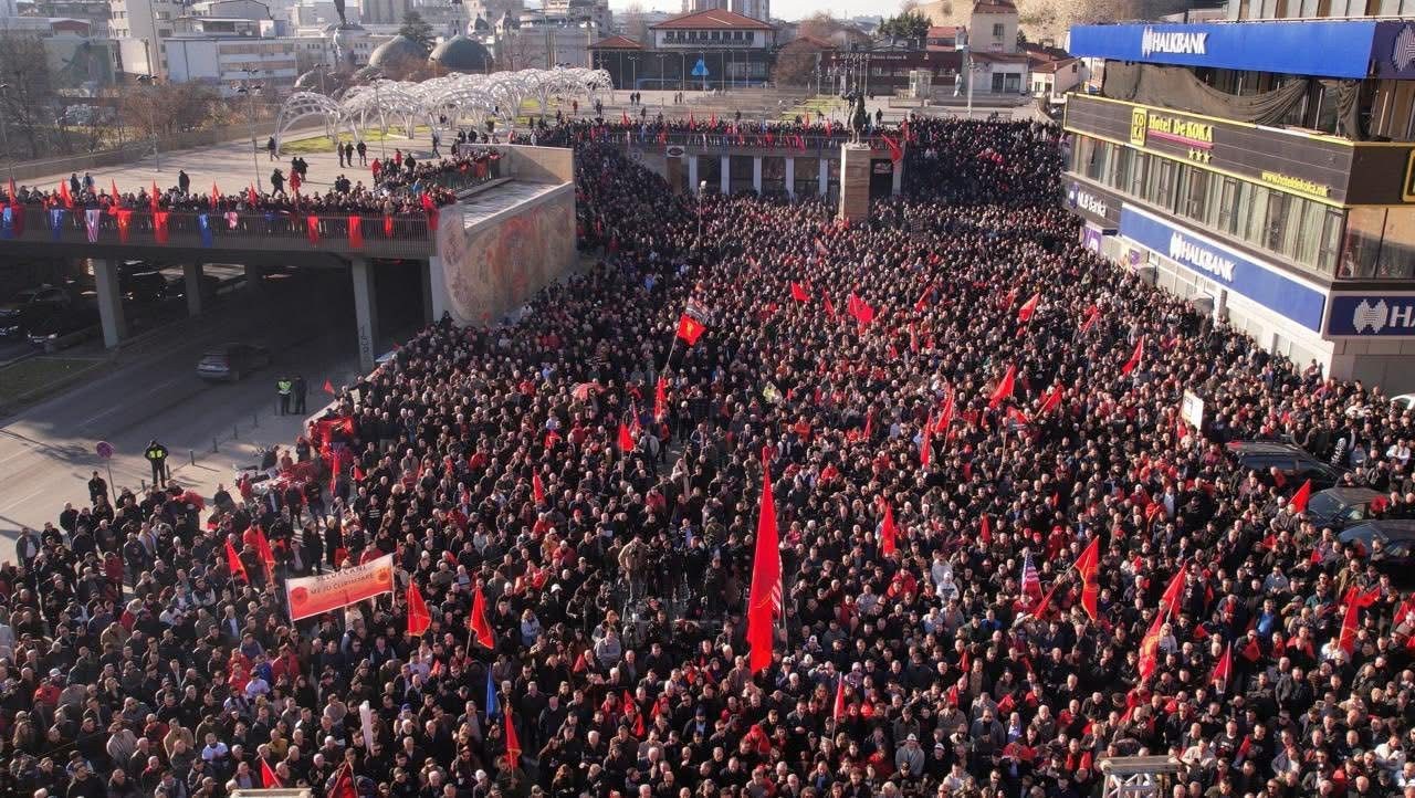 Sheshi  Skënderbeu  foli me një zë  10 fotografi që tronditën Shkupin dhe rikthyen UÇK në në zemrën e kombit