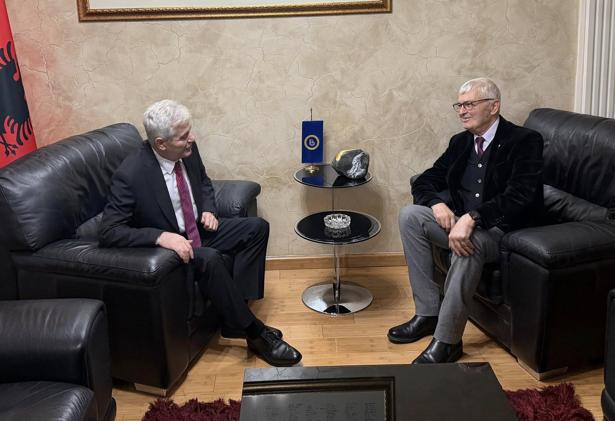 Ali Ahmeti pret Presidentin Rexhep Mejdani në selinë e BDI së