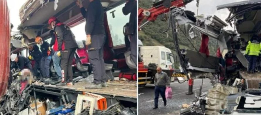 Autobusi përplaset me kamionin, 7 viktima dhe 11 të plagosur në Turqi