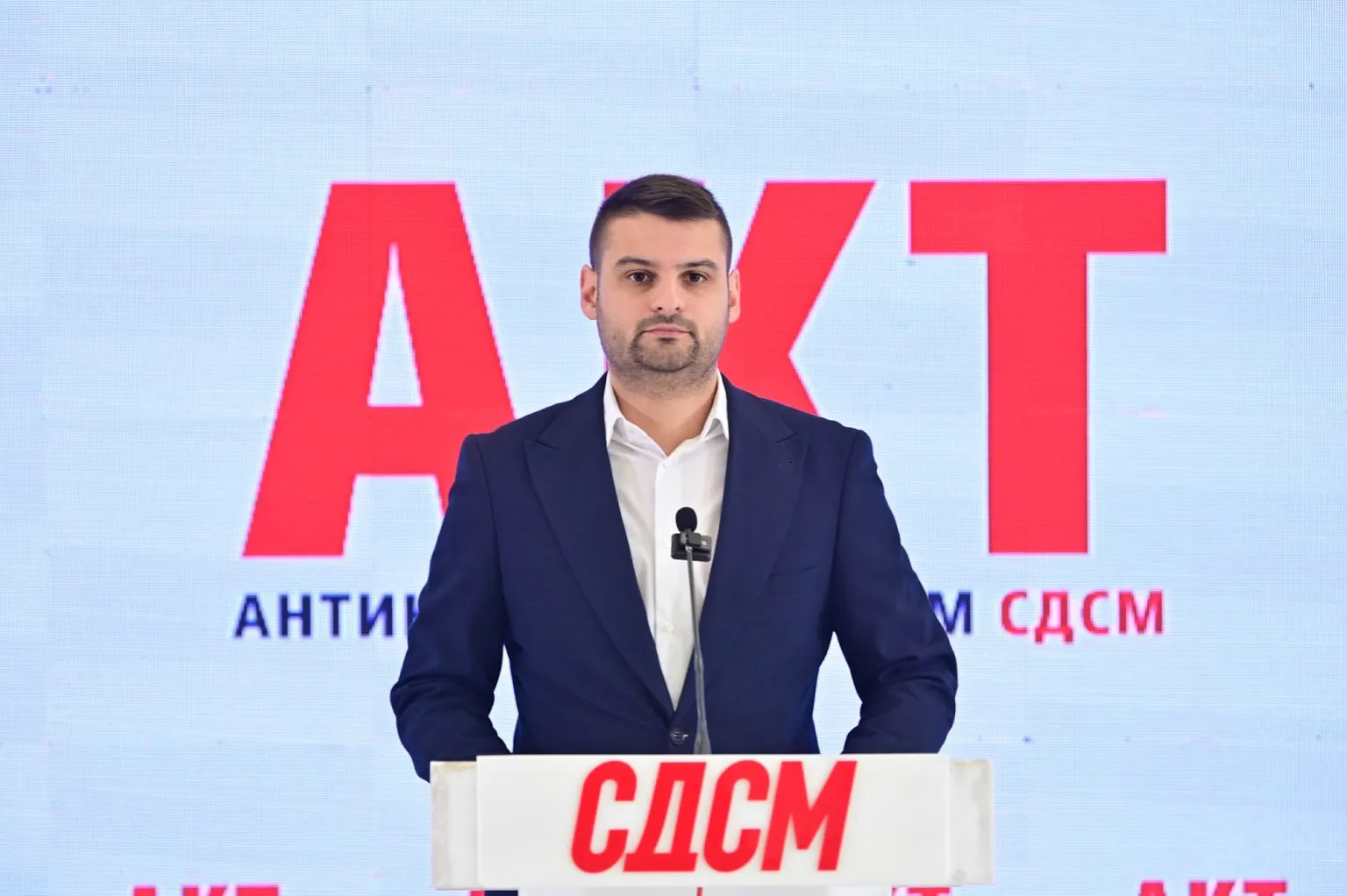 “Bombë” e re nga LSDM: A po sjell qeveria e Mickoskit kapital të dyshimtë përmes “bankierit të Vuçiqit”?