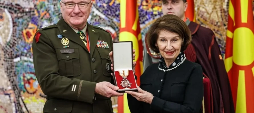 Davkova e dekoroi gjeneral-majorin amerikan Gregory Knight, me urdhrin për merita ushtarake