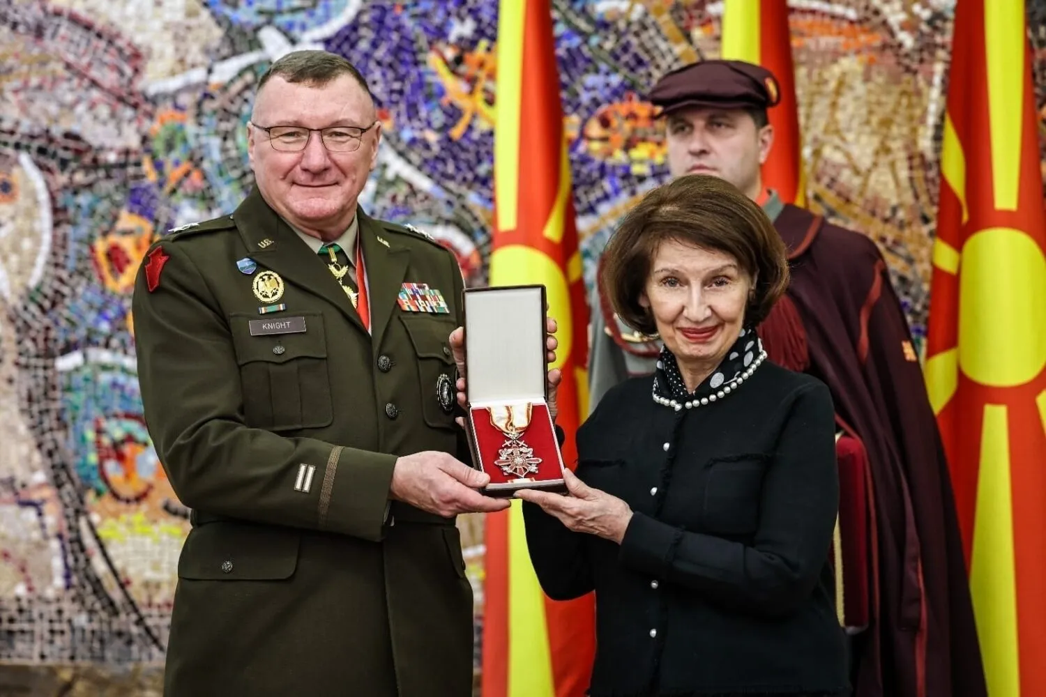 Davkova e dekoroi gjeneral majorin amerikan Gregory Knight  me urdhrin për merita ushtarake