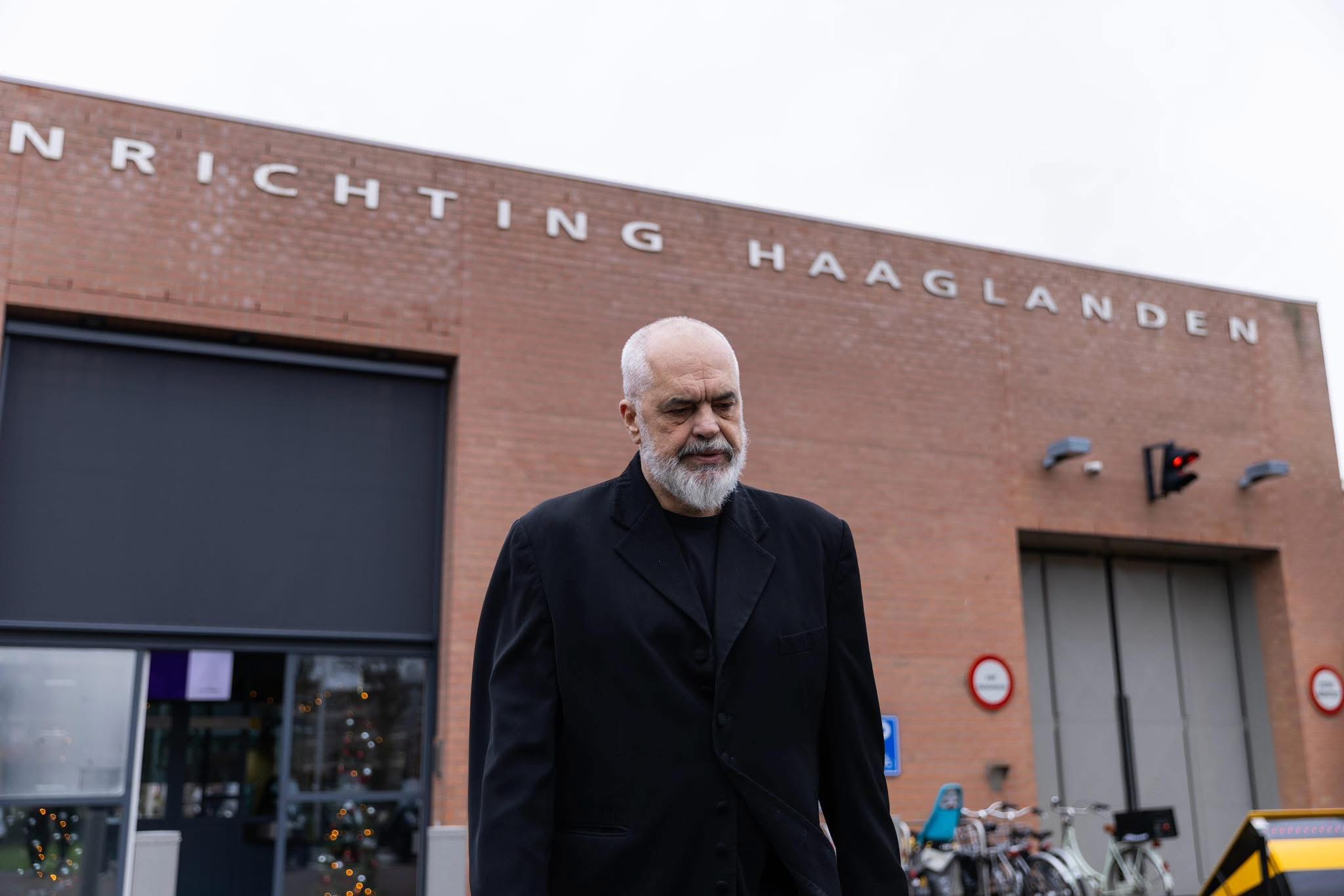  Farsë kundër UÇK së    Rama shpërthen nga Haga për procesin ndaj Thaçit