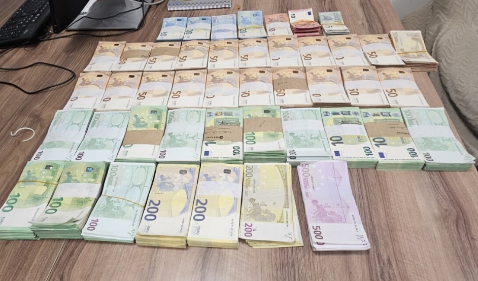 Janë konfiskuar 295 270 € në pikën kufitare mes Kosovës dhe Maqedonisë së Veriut