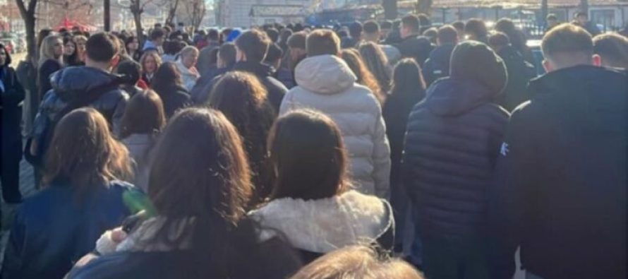 Nxënësit e Tetovës në protestë para policisë: “Mjaft me alarme false për bomba!”