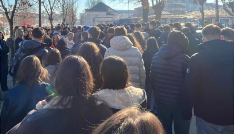 Nxënësit e Tetovës në protestë para policisë   Mjaft me alarme false për bomba  