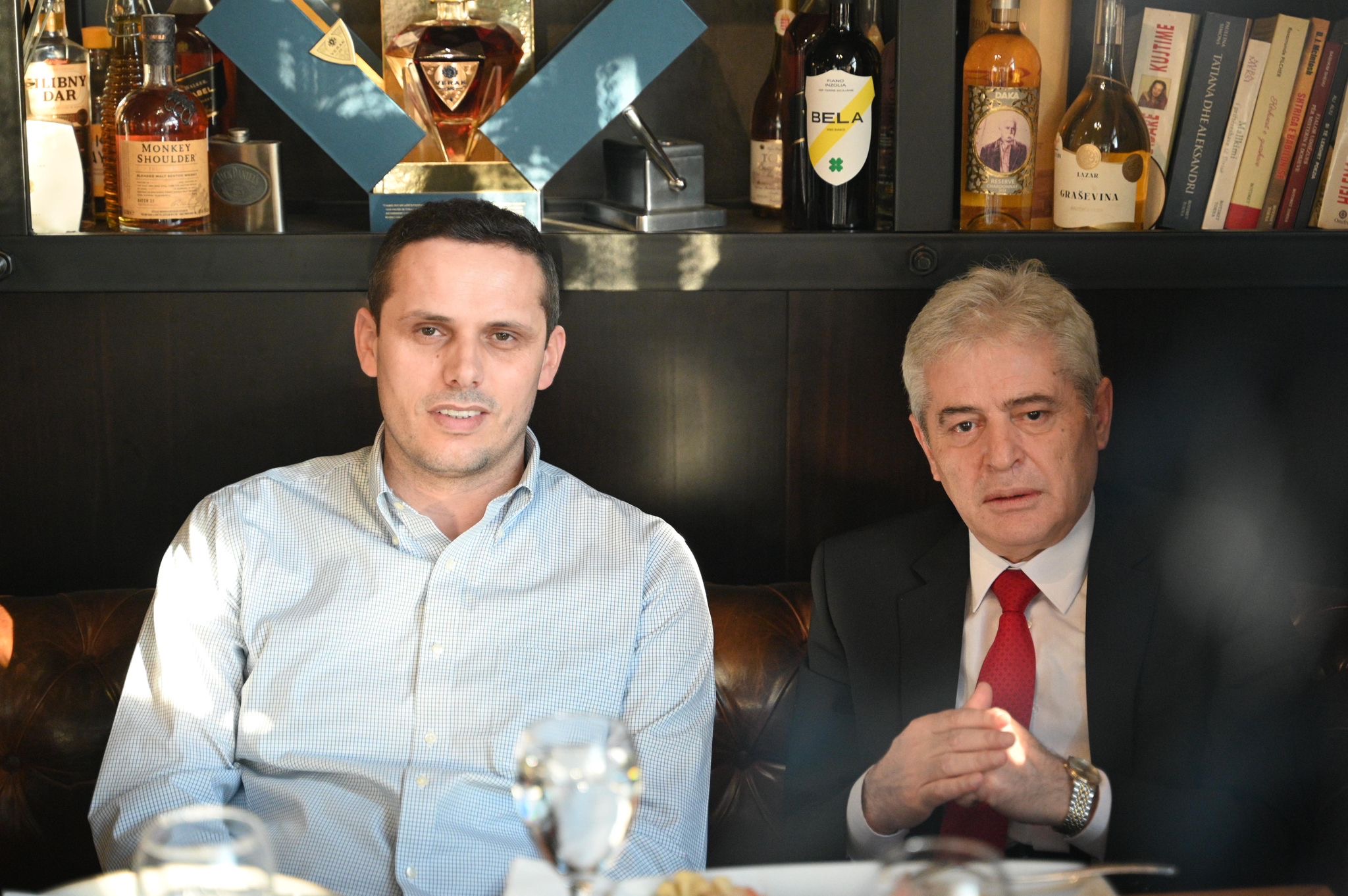 Ali Ahmeti takon profesorin Përparim Gruda pas demonstratës në Shkup