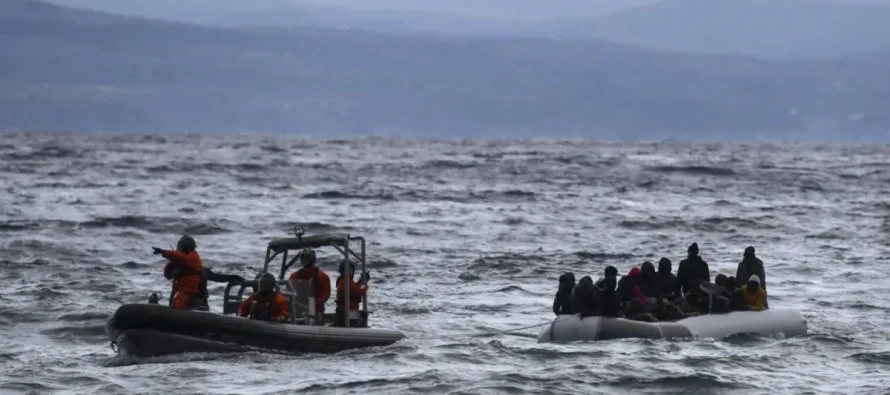 Greqi: 52 emigrantë të shpëtuar në detin Egje, kërkimet për një djalë vazhdojnë