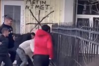 Pamje tronditëse nga Saraji: Nxënësi goditet me shqelma në kokë