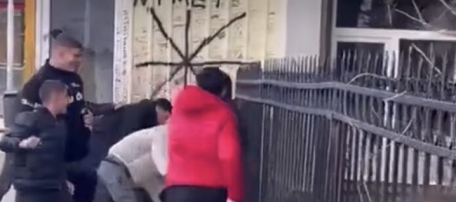 Pamje tronditëse nga Saraji: Nxënësi goditet me shqelma në kokë