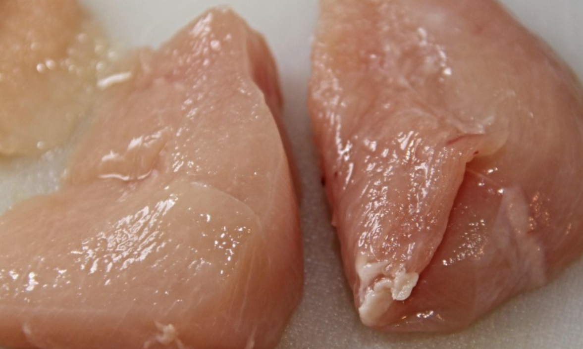 Ndalet importi i mishit të pulës nga Brazili për arsye sigurie