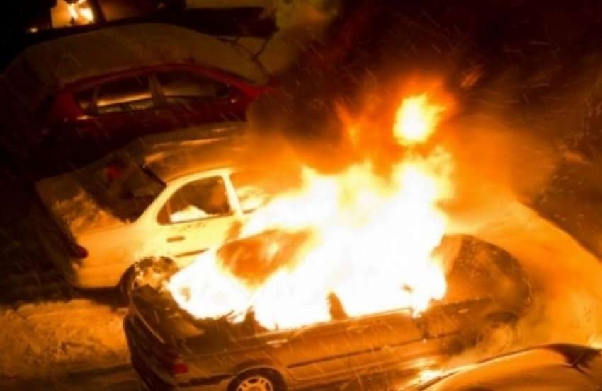 Shkup  tre vetura në flakë