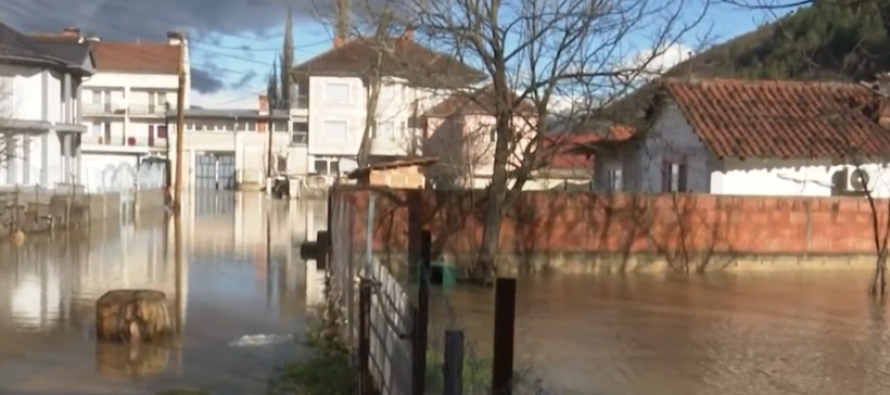 Përmbytjet në Kërçovë dhe rajon: 150 persona evakuar, rrugë dhe shtëpi të dëmtuara