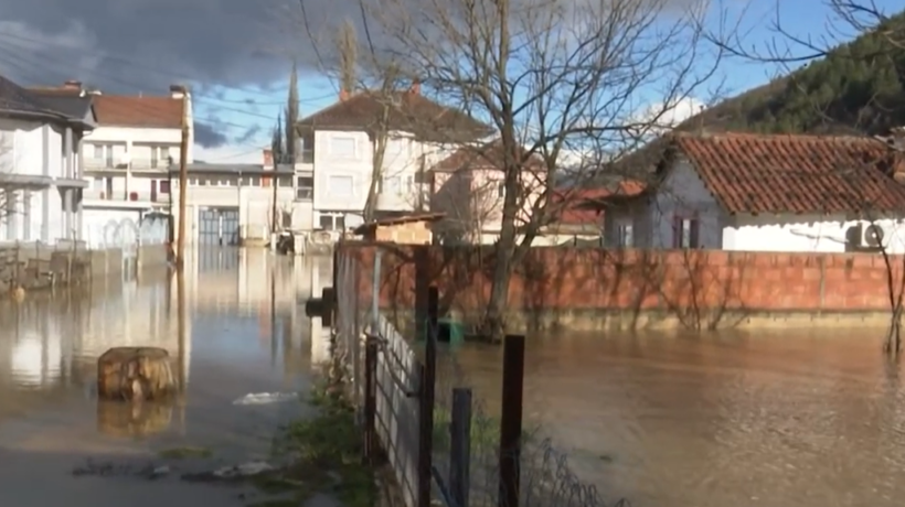 Përmbytjet në Kërçovë dhe rajon: 150 persona evakuar, rrugë dhe shtëpi të dëmtuara