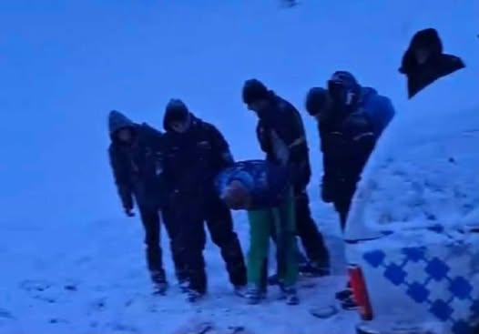 Dy punonjës të A1 shpëtohen pasi mbetën të bllokuar në borë mbi fshatin Lazaropole