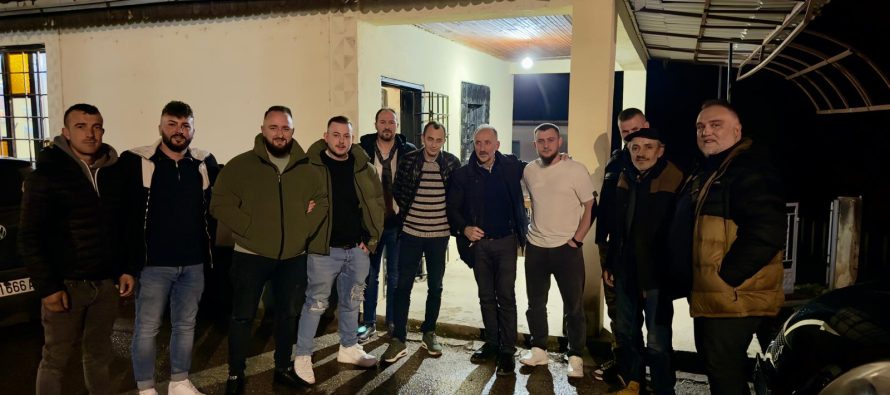 Nevzat Bejta takon banorët e Gjenovicës dhe Simnicës
