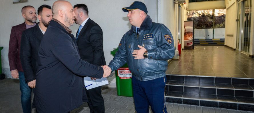 Nata e ndërrimit të motmoteve, Iseni në terren me nëpunësit policorë