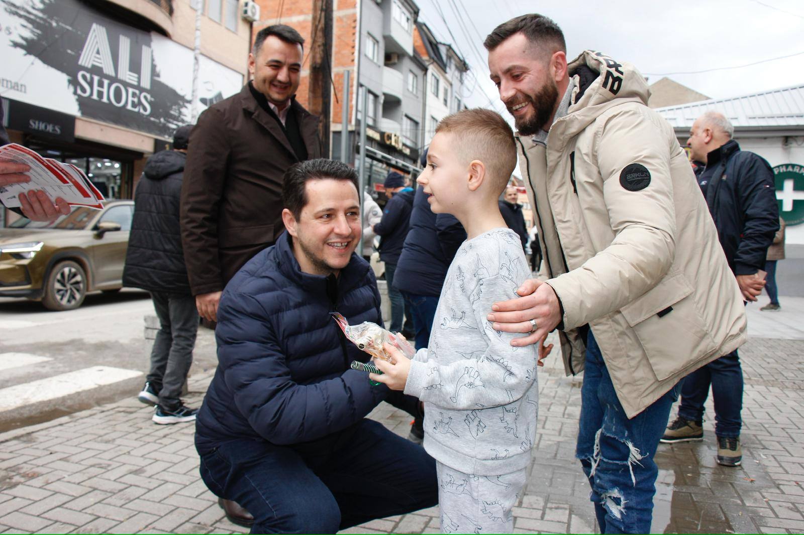 Valbon Limani takim me esnafin dhe banorët e Lagjes Xhamixhid