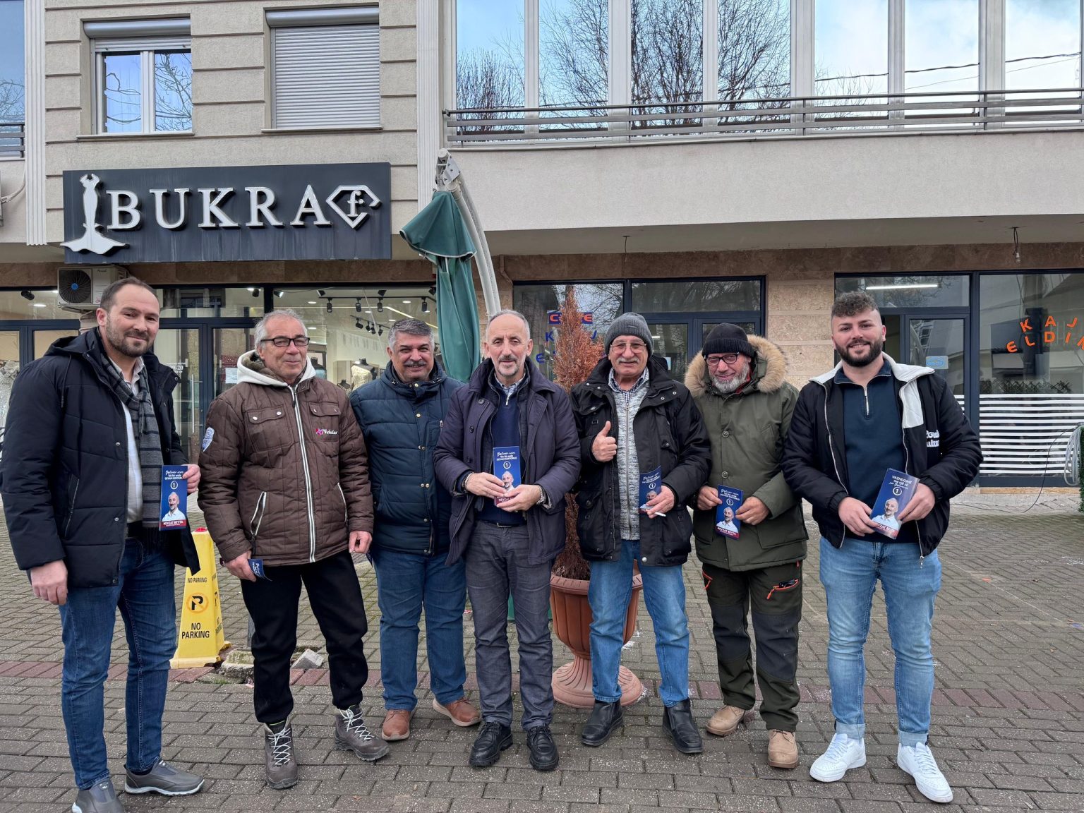 Takime elektorale në Gostivar  Nevzat Bejta në bashkëbisedim me qytetarët