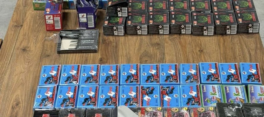 Policia ndalon 7 persona të kapur duke shitur mjete piroteknike në sheshet e Tetovës dhe Gostivarit