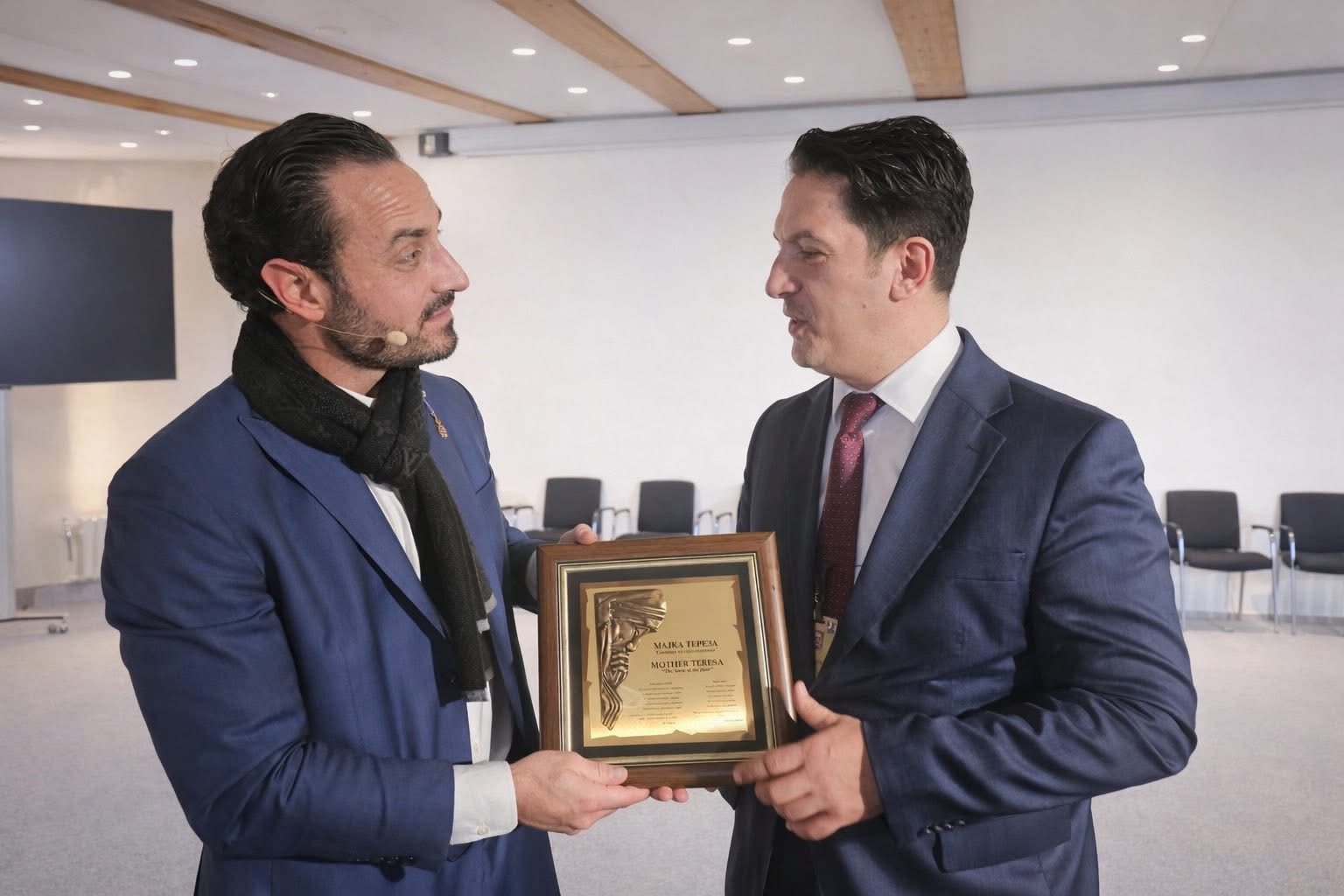 Bekim Sali shpërndan pllakatin e Nënë Terezës me mbishkrime vetëm në maqedonisht dhe anglisht në Davos