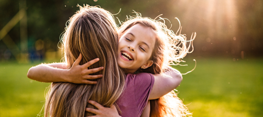 Sot është Dita Ndërkombëtare e Përqafimit – dhuro një përqafim dhe përmirëso shëndetin