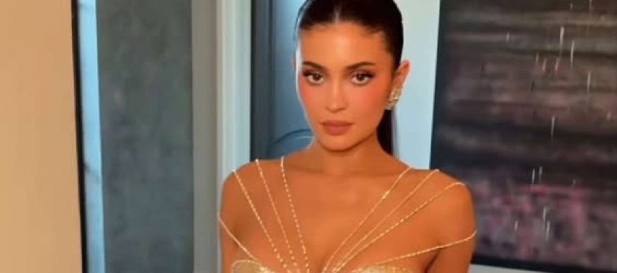 Kylie Jenner shkëlqen në Golden Globes 2026 me fustan të artë dhe bizhuteri luksoze