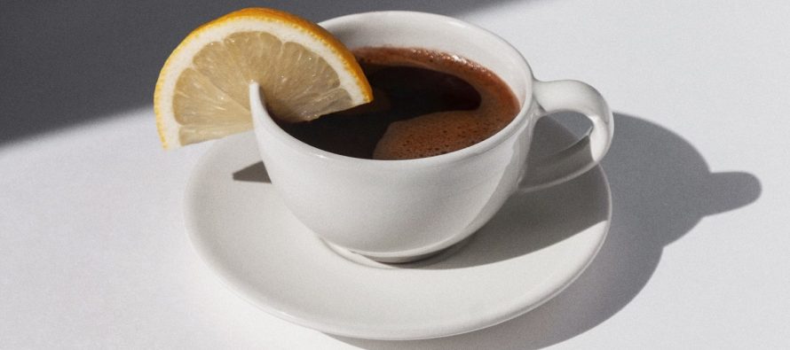 Trendi i rrjeteve sociale: Kafe me limon për humbje peshe – e vërtetë apo mit?