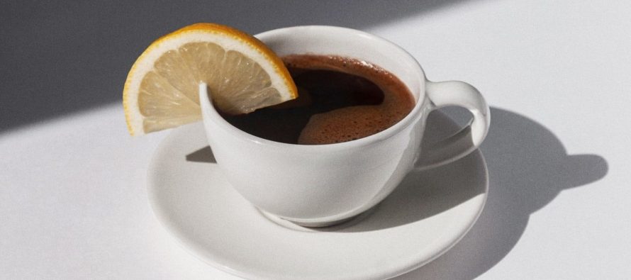 A ndihmon kafeja me limon në dobësim? Ja e vërteta
