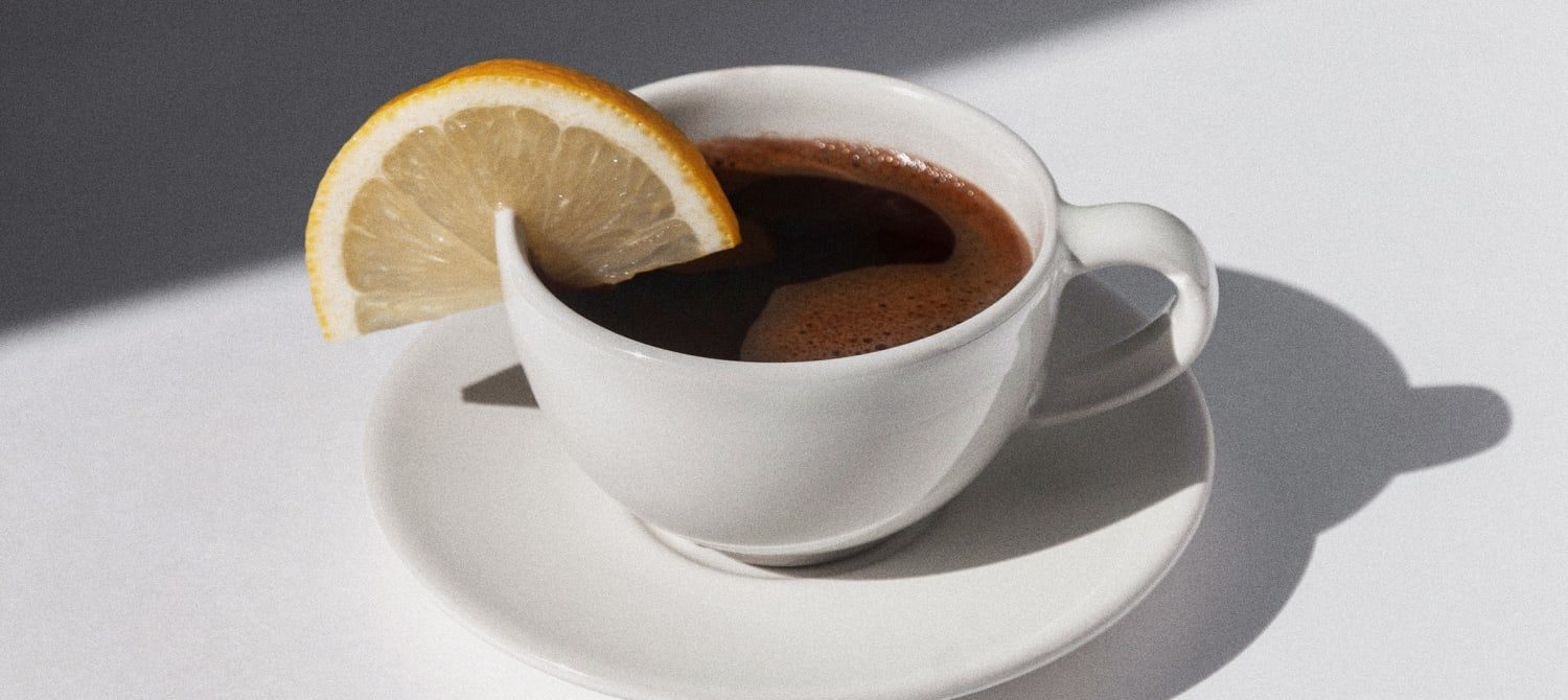 A ndihmon kafeja me limon në dobësim? Ja e vërteta