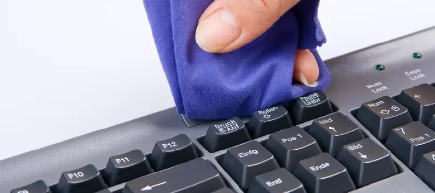 Tastierat e kompjuterit më të ndyra se WC-ja? Hulumtimi tregon shifra shqetësuese