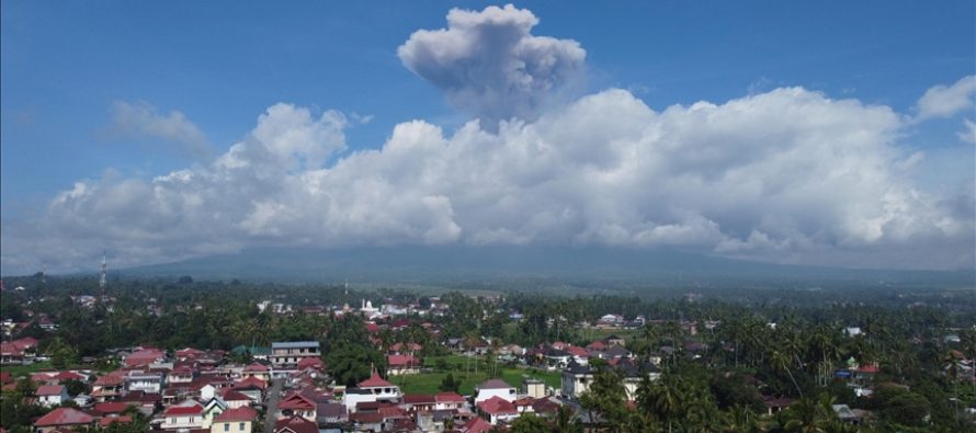 Vullkani Merapi në Indonezi shpërthen, hiri arrin 1.600 metra mbi majë