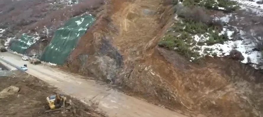 Qarkullim i kufizuar në aksin Qukës–Qafë Plloçë, puna vijon