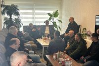 Ali Ahmeti viziton familjen e dëshmorit Hasip Emerllahu në Hotël