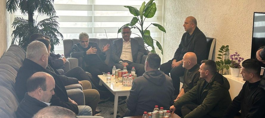 Ali Ahmeti viziton familjen e dëshmorit Hasip Emerllahu në Hotël