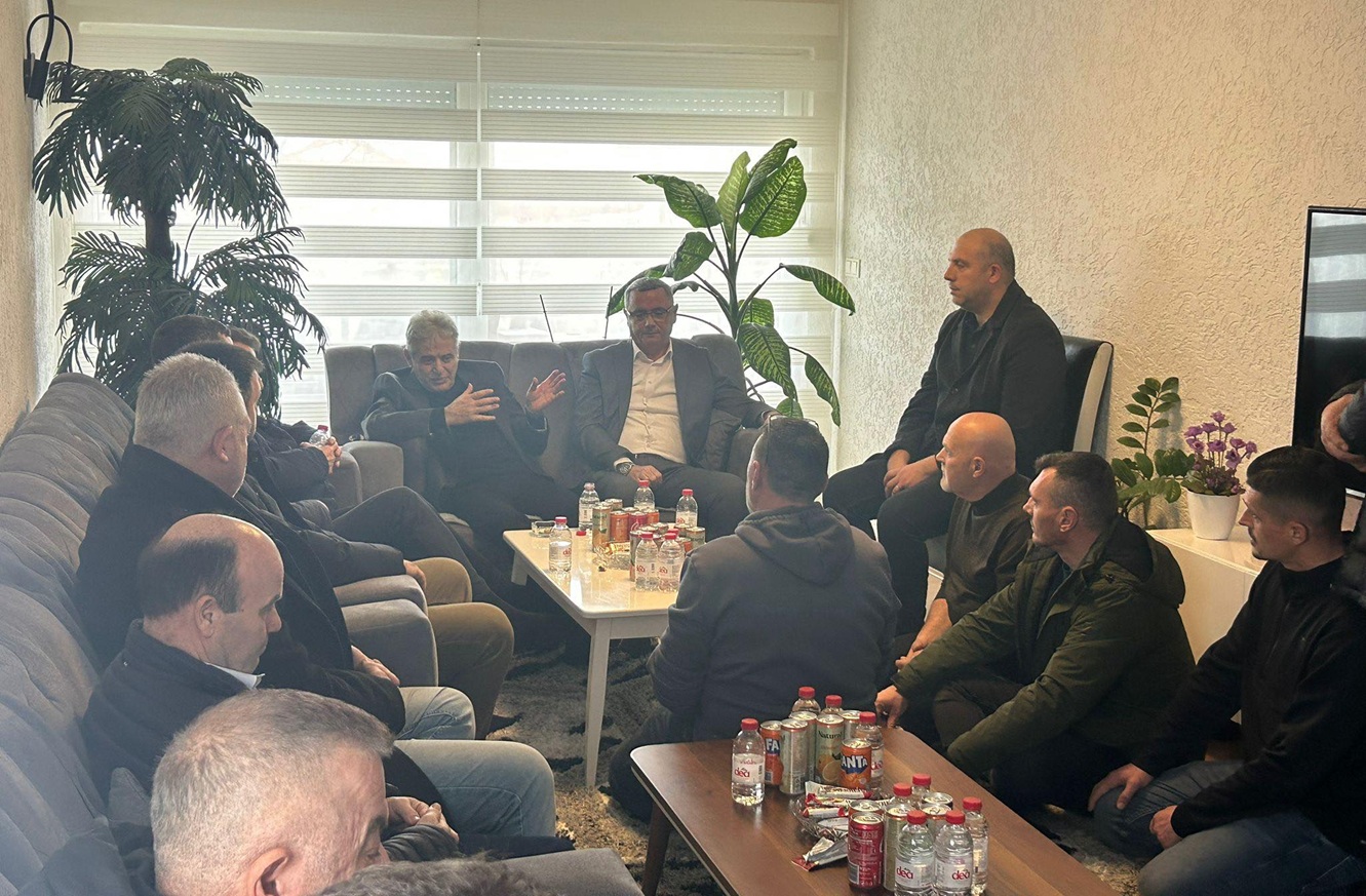 Ali Ahmeti viziton familjen e dëshmorit Hasip Emerllahu në Hotël