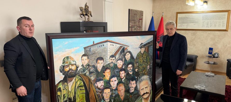 16 Kryeheronj në zyrën e Ali Ahmetit, dhuratë e veçantë nga Elmedin Asani