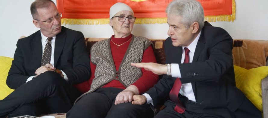 Ali Ahmeti viziton Nënën e UÇK-së në Peshter të Brusit: Një shtëpi që ushqeu mbi 300 luftëtarë të lirisë