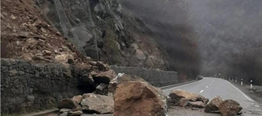 Kaos në mëngjes: Shembje dheu mbyll përkohësisht aksin Kërçovë–Gostivar