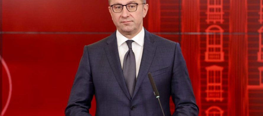 Mickoski: Rritje deri në 40% për rreth 11.000 punonjës të administratës publike deri në vitin 2028