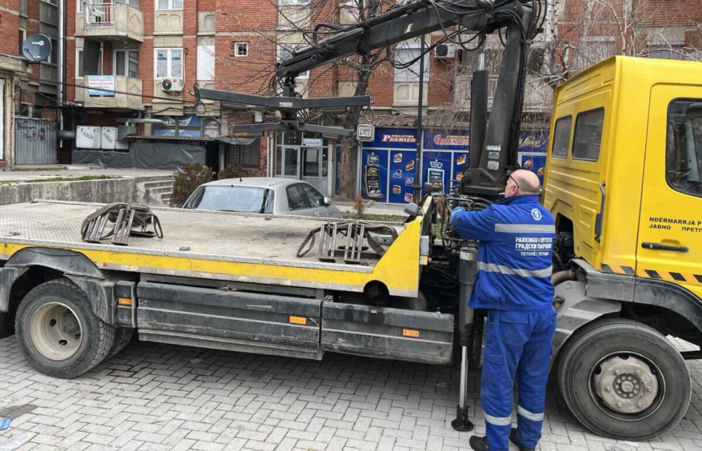 Pollog: 24 shoferë të sanksionuar për parkim të parregullt, 20 automjete barten me “merimangën”