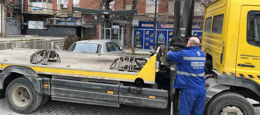 Pollog: 24 shoferë të sanksionuar për parkim të parregullt, 20 automjete barten me “merimangën”